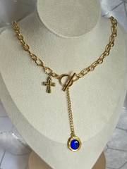 Collier Azura Aurea Therapietra – bijou doré orné d’une croix et d’une pierre bleue, symbole de foi, noblesse et lumière intérieure.