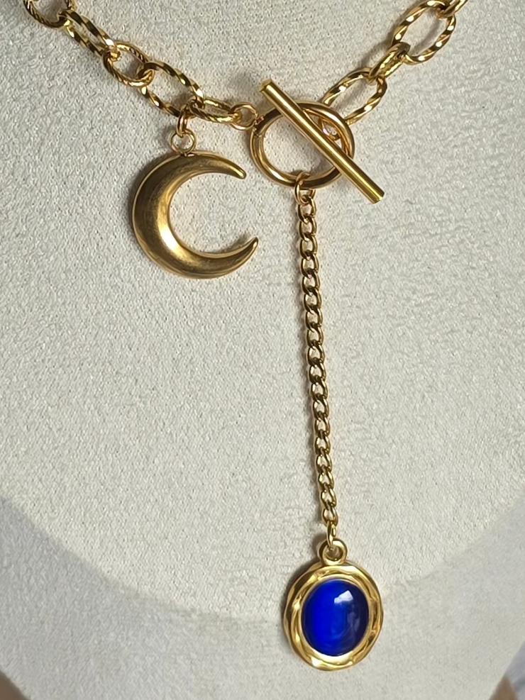 Zoom sur le pendentif lune du Collier Azura Lunara Therapietra.