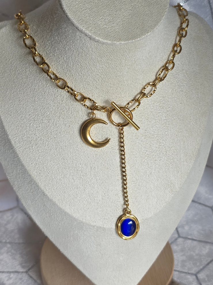Collier Azura Lunara Therapietra – bijou doré avec pendentif lune et pierre bleue, symbole d’intuition et de féminité mystique.