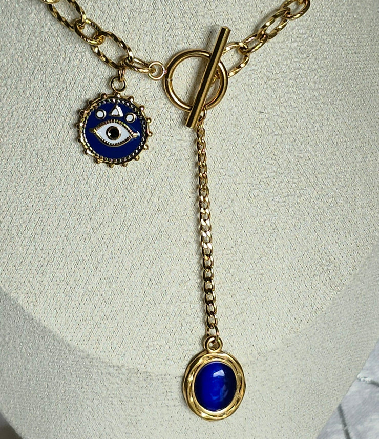 Collier Azura Osea – collier doré avec pendentif œil protecteur et pierre bleue, symbole de clairvoyance et de protection spirituelle.