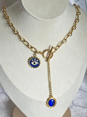 Collier Azura Osea Therapietra – collier doré avec pendentif œil protecteur et pierre bleue, symbole de clairvoyance et de protection spirituelle.
