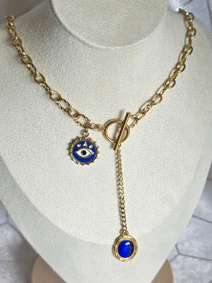 Collier Azura Osea Therapietra – collier doré avec pendentif œil protecteur et pierre bleue, symbole de clairvoyance et de protection spirituelle.