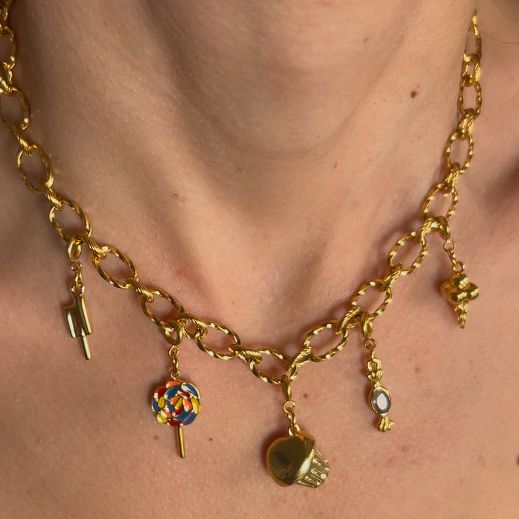 Collier Calypso en acier inoxydable doré signé Therapietra, orné de charms sucrés. Bijou joyeux et lumineux inspiré de la douceur et de la fantaisie.