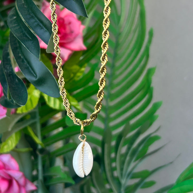 Collier Cauri Luminara en acier inoxydable doré avec pendentif coquillage cauri, bijou lumineux inspiré de la mer et du soleil.