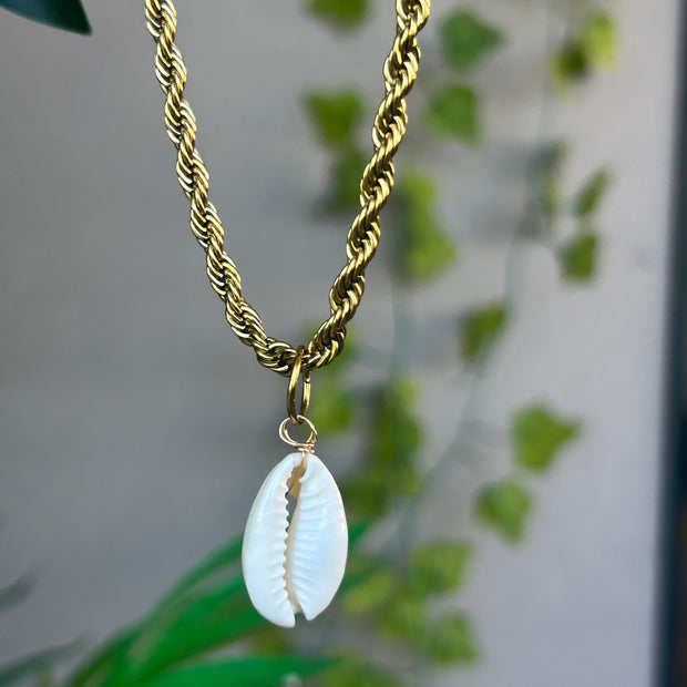 Collier Cauri Luminara en acier inoxydable doré, bijou solaire orné d’un pendentif cauri, symbole de protection et d’énergie féminine.
