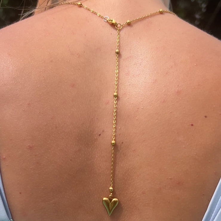 Collier dos nu Bellara en acier inoxydable doré, parfait pour sublimer le dos avec élégance et féminité.