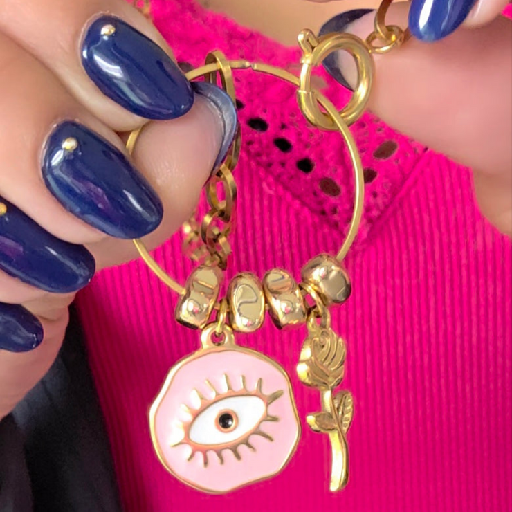 Bijou énergétique Élaris, sautoir doré avec pierres roses. Création Therapietra inspirée de l’amour protecteur et de la lumière du cœur.