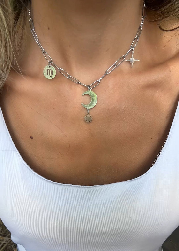 Collier femme Astro ras de cou Astraïa en acier inoxydable pour la Vierge, bijou délicat et précis symbolisant la pureté et la sérénité intérieure.