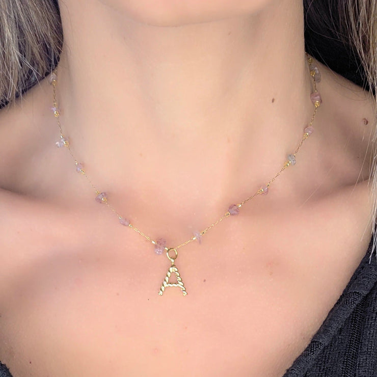 Bijou Lyria en améthyste et lettre rose, création Therapietra. Collier spirituel d’apaisement, de sagesse et de tendresse féminine.