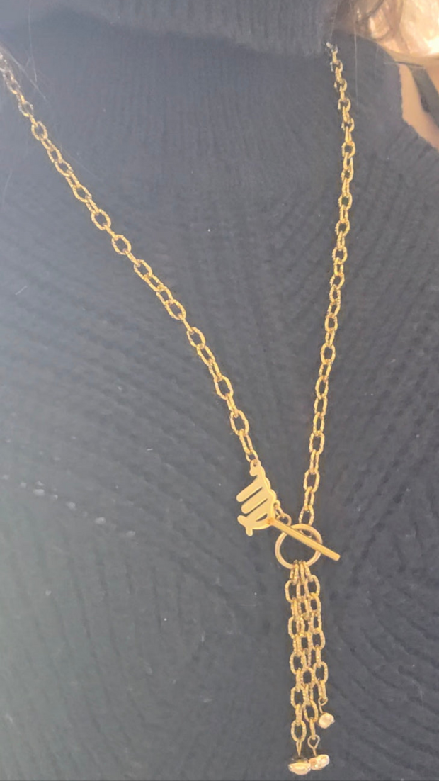 Sautoir Astro Séraphia signé Therapietra, bijou doré en acier inoxydable inspiré du zodiaque. Symbole de protection céleste et d’énergie spirituelle.