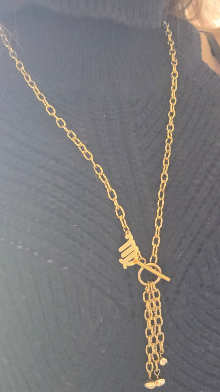 Sautoir Astro Séraphia signé Therapietra, bijou doré en acier inoxydable inspiré du zodiaque. Symbole de protection céleste et d’énergie spirituelle.