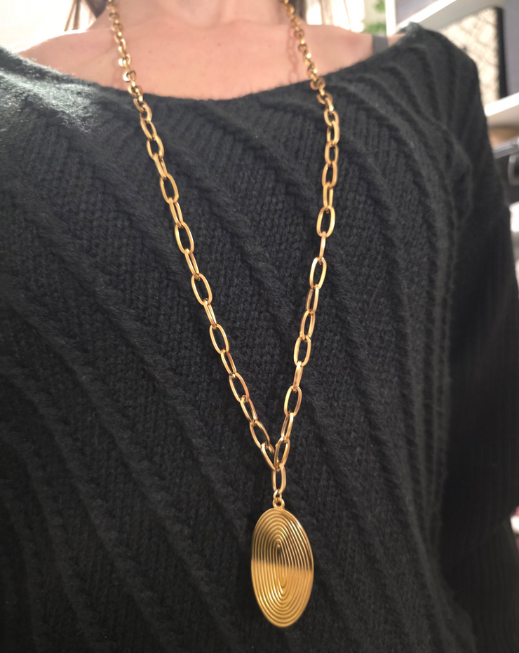 Collier Sautoir Divina Empreinte en acier inoxydable doré, création Therapietra, bijou symbolisant l’identité, la manifestation et la lumière de l’âme.