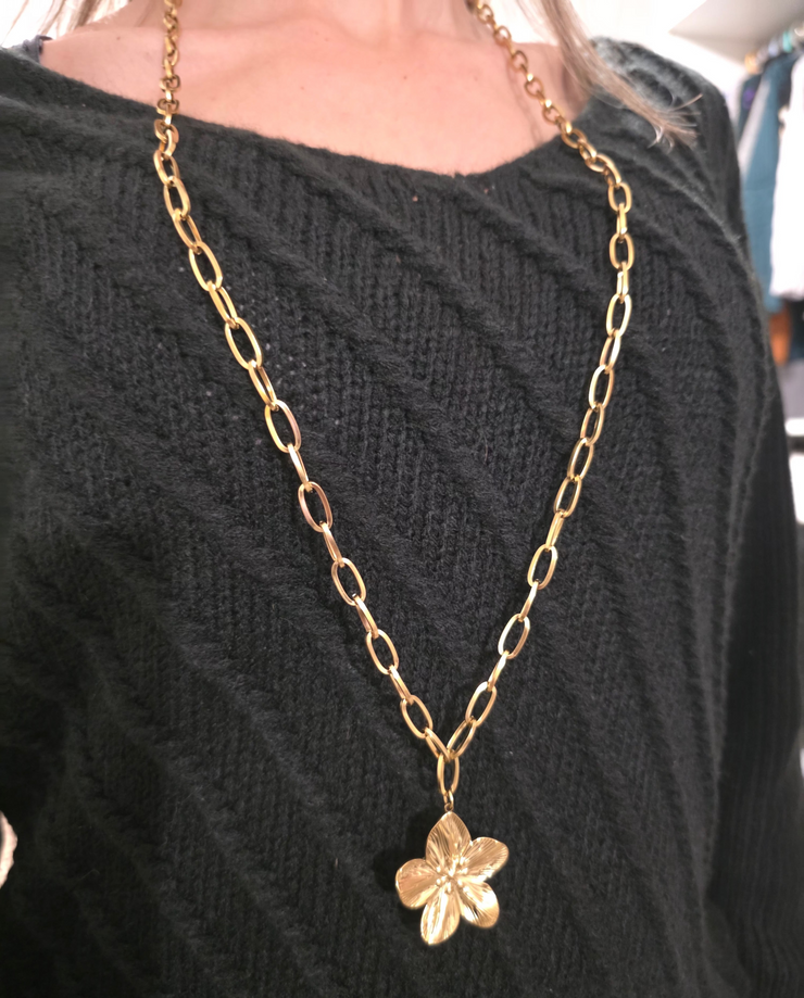 Collier Sautoir Divina Fleur en acier inoxydable doré, création Therapietra, symbole de douceur, d’épanouissement et d’harmonie spirituelle.