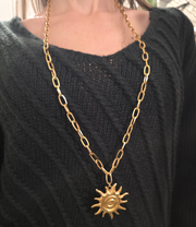 Collier Sautoir Divina Soleil en acier inoxydable doré, création Therapietra, symbole du rayonnement et de la confiance intérieure.