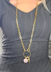 Collier Sautoir Élaris Protection Rose, création dorée en acier inoxydable signée Therapietra. Bijou talisman alliant élégance et énergie d’amour protecteur.