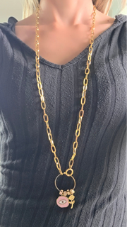 Sautoir Élaris Protection Rose signé Therapietra, bijou doré en acier inoxydable orné de pierres roses. Symbole de douceur, d’amour et de protection énergétique.