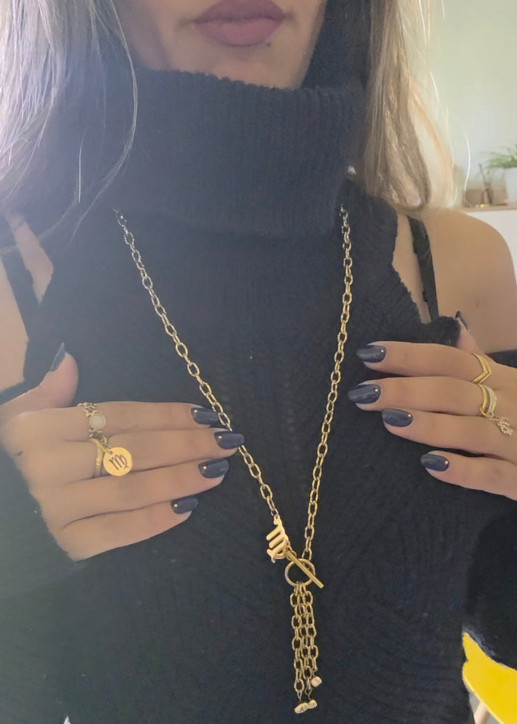 Sautoir Astro Séraphia en acier doré, création Therapietra. Collier astrologique pour la vierge, long inspiré de la guidance divine et de la lumière intérieure.