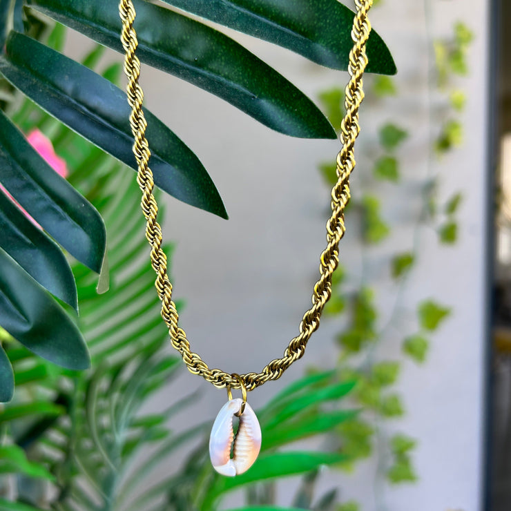 Collier Shell Soléa en acier inoxydable doré avec pendentif coquillage, symbole de douceur, d’été et d’énergie solaire.