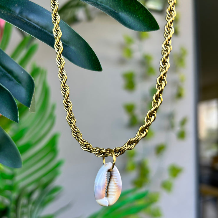 Collier Shell Soléa en acier inoxydable doré, bijou lumineux orné d’un pendentif coquillage, création Therapietra.
