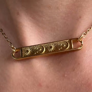 Collier Solennia en acier inoxydable doré, bijou raffiné et lumineux qui illumine le décolleté avec élégance.