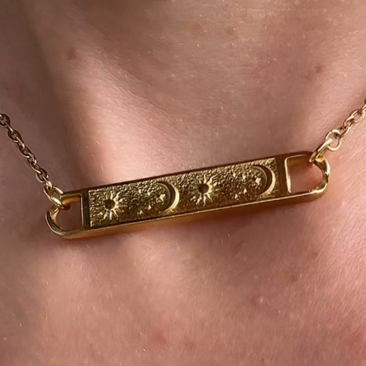 Collier Solennia en acier inoxydable doré, bijou raffiné et lumineux qui illumine le décolleté avec élégance.