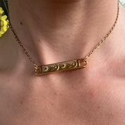 Collier Solennia en acier inoxydable doré, bijou solaire symbolisant la lumière, la joie et la confiance, création Therapietra.