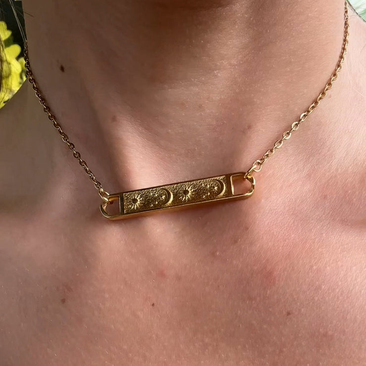 Collier Solennia en acier inoxydable doré, bijou solaire symbolisant la lumière, la joie et la confiance, création Therapietra.