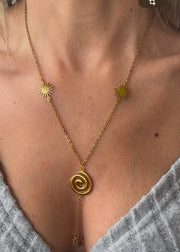 Collier Spirale Harmonia pour femme, création en acier inoxydable inspirée du mouvement de la vie et de la sérénité.