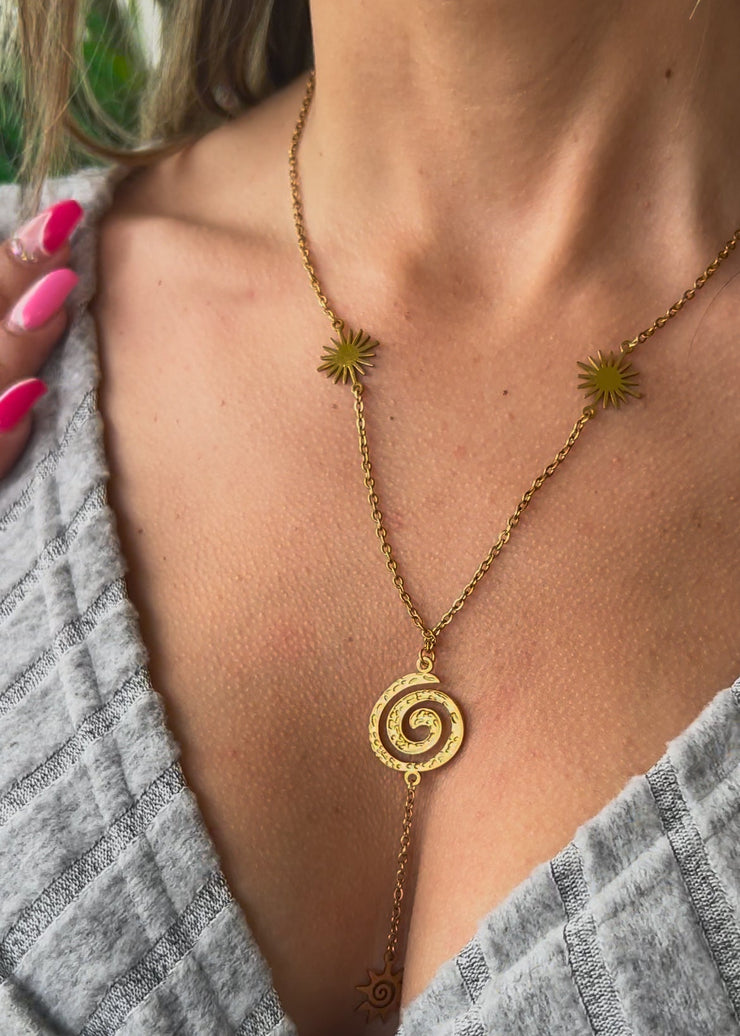 Collier Spirale Harmonia en acier inoxydable, bijou doré symbolisant l’équilibre, la croissance et l’harmonie intérieure.