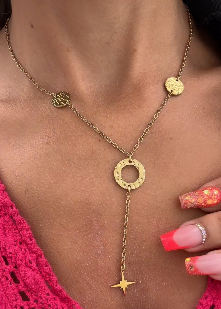 Bijoux Nyxia, création Therapietra : collier et boucles d’oreilles dorées inspirés de la beauté de la nuit et de la confiance féminine.