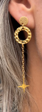 Ensemble Duo Nyxia en acier inoxydable doré, composé d’un collier et de boucles d’oreilles. Bijoux énergétiques symbolisant la douceur et le pouvoir intérieur.