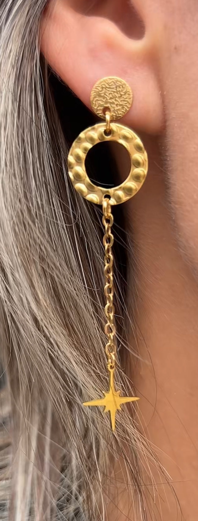 Ensemble Duo Nyxia en acier inoxydable doré, composé d’un collier et de boucles d’oreilles. Bijoux énergétiques symbolisant la douceur et le pouvoir intérieur.