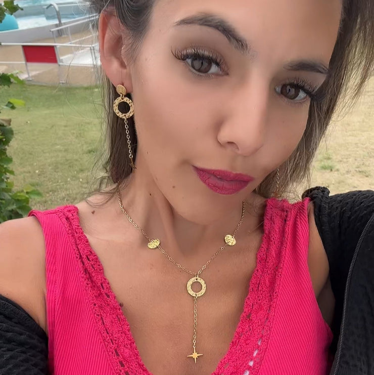 Duo Nyxia signé Therapietra, ensemble collier et boucles dorées en acier inoxydable. Bijoux mystiques symbolisant la féminité et la lumière intérieure.