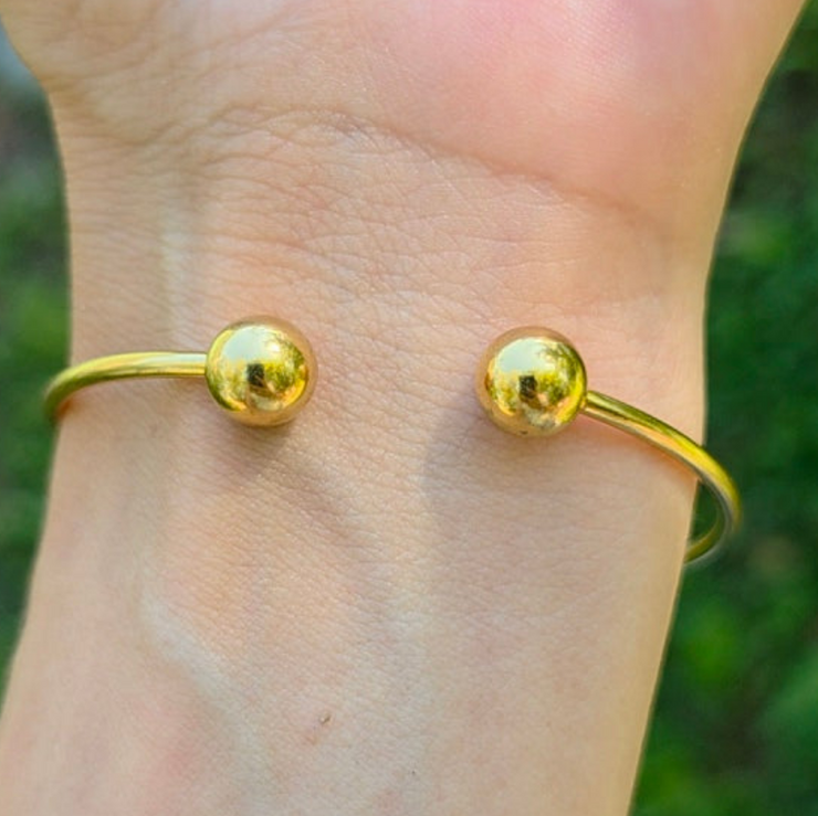 Jonc Astro fleur rose en acier inoxydable, création élégante et raffinée qui évoque la pureté et l’équilibre.