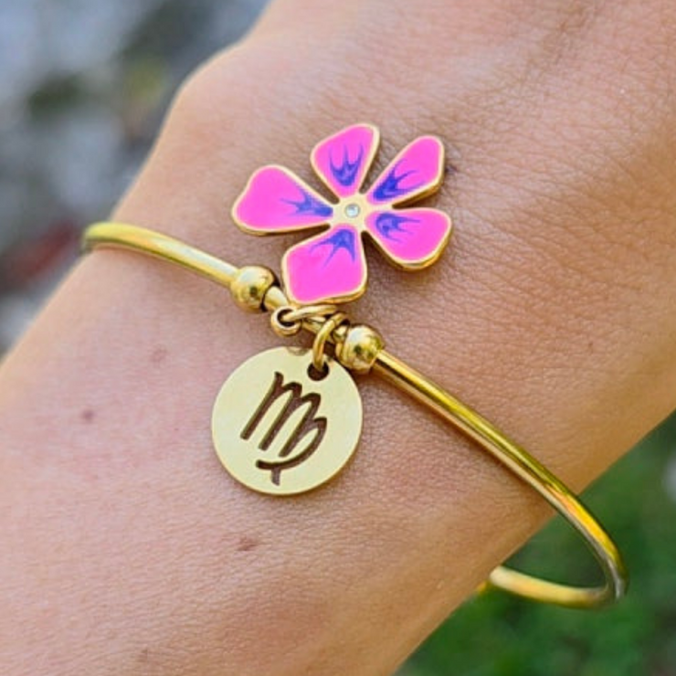 Jonc Astro fleur rose pour la Vierge, création élégante et raffinée qui évoque la pureté et l’équilibre.