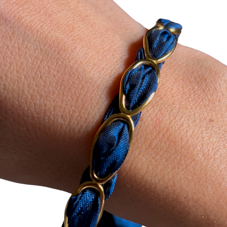 Jonc Bohème Doré en acier inoxydable, bijou lumineux au style bohème chic, création Therapietra.