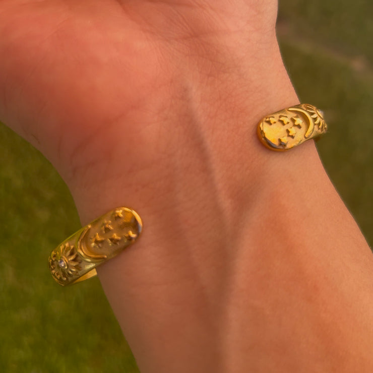 Jonc Céleste pour femme, bijou raffiné qui reflète la magie du ciel et la lumière intérieure.