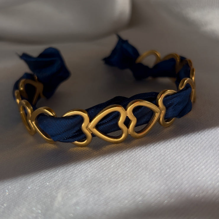 Jonc Love avec ruban bleu, bijou apaisant qui évoque la confiance et la sérénité.