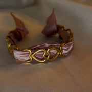 Jonc Love avec ruban rose, symbole de tendresse, d’affection et de douceur.