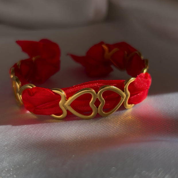 Jonc Love avec ruban rouge, symbole de passion et d’amour ardent, création Therapietra.