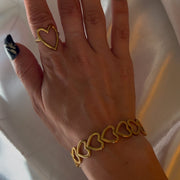 Jonc Love épuré, parfait pour un style discret et élégant.