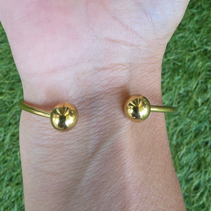 jonc astro avec breloque cerise en acier inoxydable et ajustable, création therapietra.