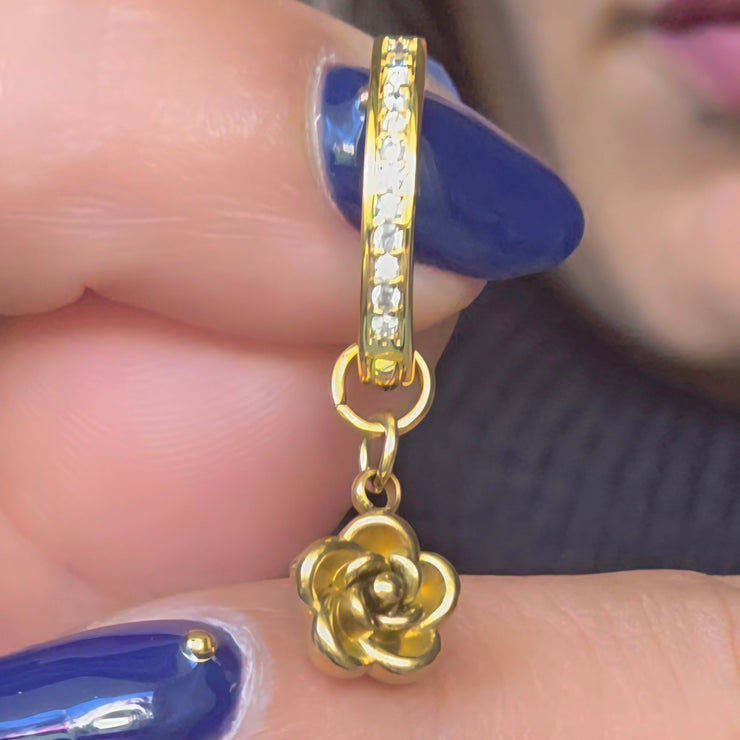 Piercing marin Naïa orné d’une fleur de rose, symbole de liberté et de douceur, création artisanale Therapietra en acier inoxydable.