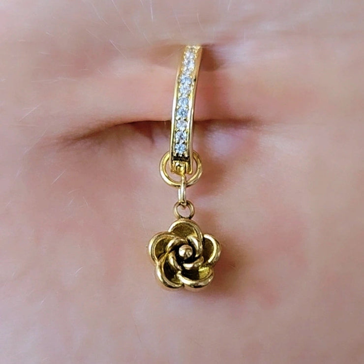 Piercing marin Naïa orné d’une fleur de rose, symbole de liberté et de douceur, création artisanale Therapietra en acier inoxydable.