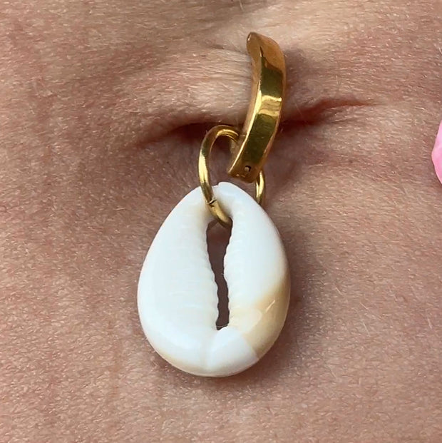 Piercing nombril coquillage élégant, bijou scintillant aux énergies océanique.