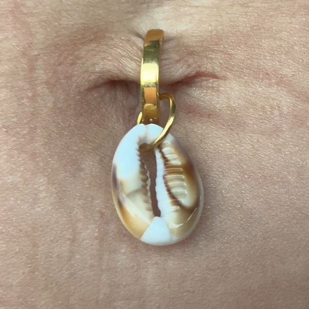 Piercing nombril Marine en acier inoxydable, accessoire résistant et raffiné.