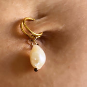 Piercing nombril Vaiana en acier inoxydable, bijou lumineux aux reflets dorés et ambiance estivale.