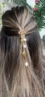 Pince à cheveux bohème d’été, idéale pour sublimer une coiffure légère et ensoleillée.