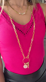 Collier long Élaris en acier inoxydable doré, création Therapietra. Sautoir Protection Rose symbolisant la bienveillance et la sécurité du cœur.