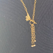 Collier Séraphia, sautoir astrologique doré en acier inoxydable. Bijou lumineux Therapietra, reliant l’énergie des étoiles à la pureté des anges.